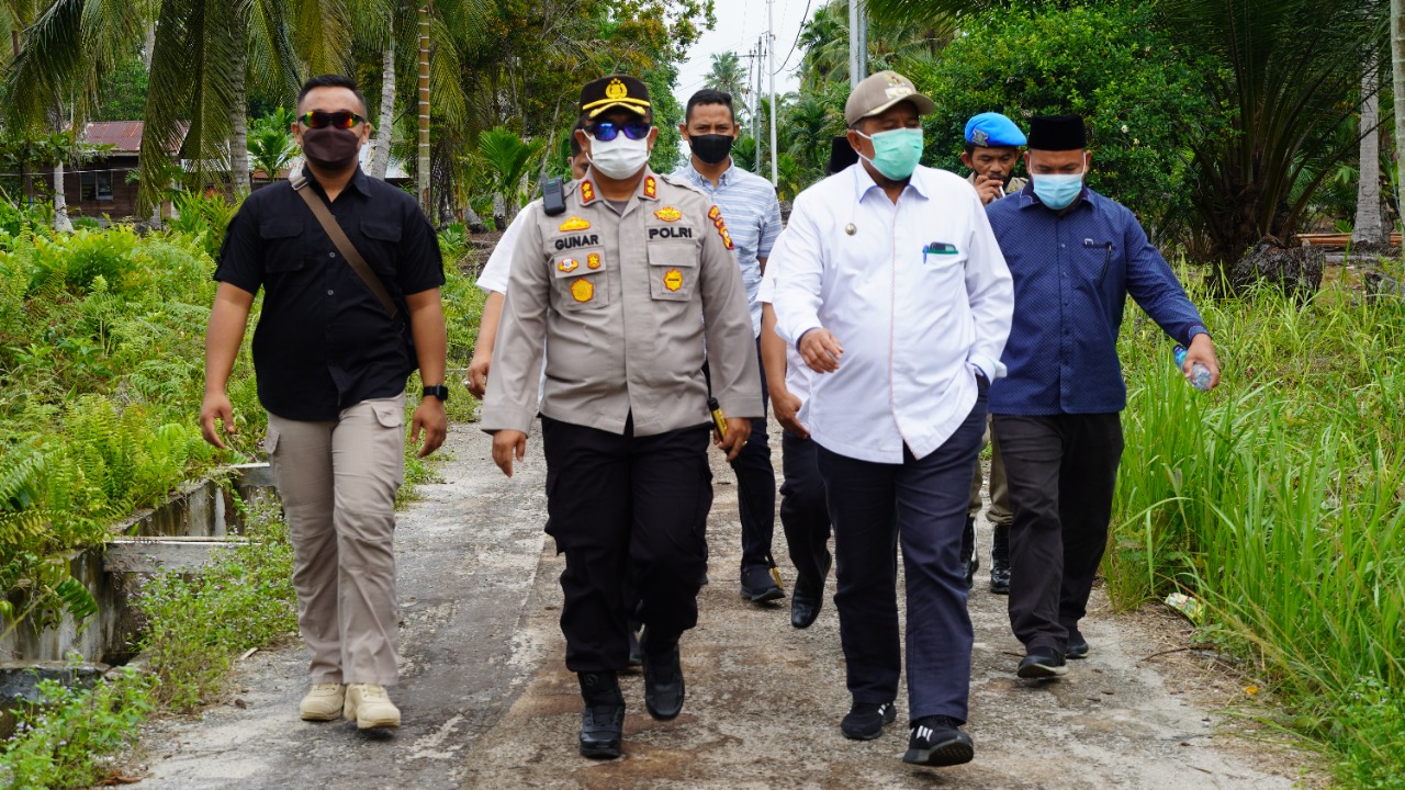Kunjungi Kampung Paling Pesisir, Kapolres Siak dan Bupati Kunjungi Pelaksanaan Vaksinasi dan Berikan Bantuan
