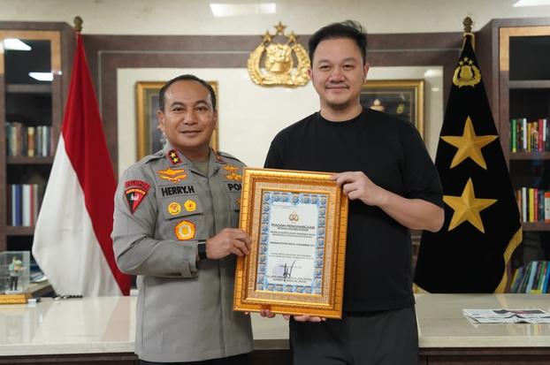 Kapolda Riau Beri Penghargaan Dua Yayasan, Apresiasi Kontribusi Bangun Jembatan Merah Putih Presisi