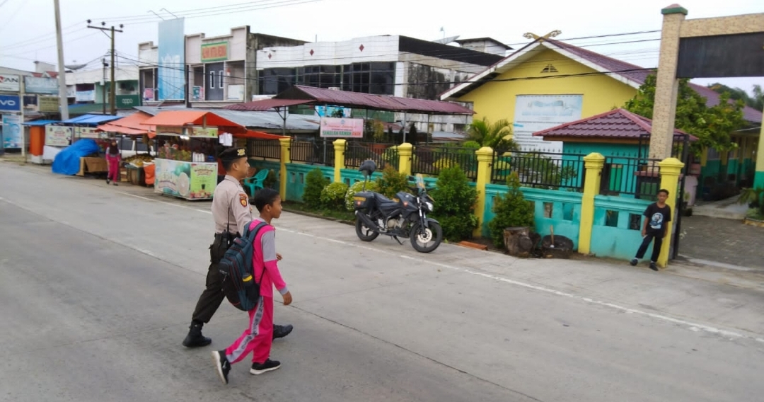 Peduli Terhadap Sesama, Polisi di Kecamatan Pangkalan Kuras Pelalawan Bantu Anak Sekolah