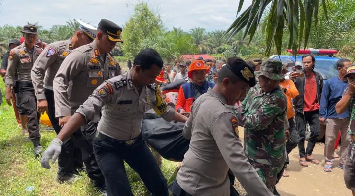 IRT Terjun ke Sungai Rokan Ditemukan Tewas di Batang Bambu