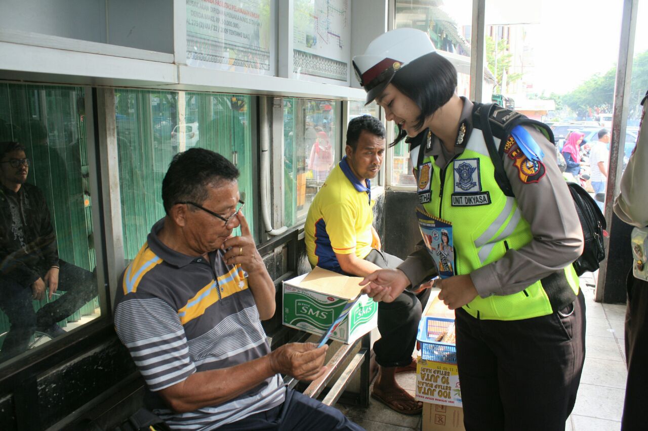 Satlantas Sampaikan Pesan Keselamatan Kepada Penumpang Bus Transmetro