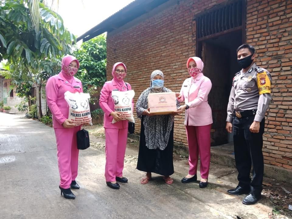 Gelar Bakti Sosial Jelang Hari Bhayangkara ke-74, Bhayangkari Kampar Bagikan Sembako untuk Warga
