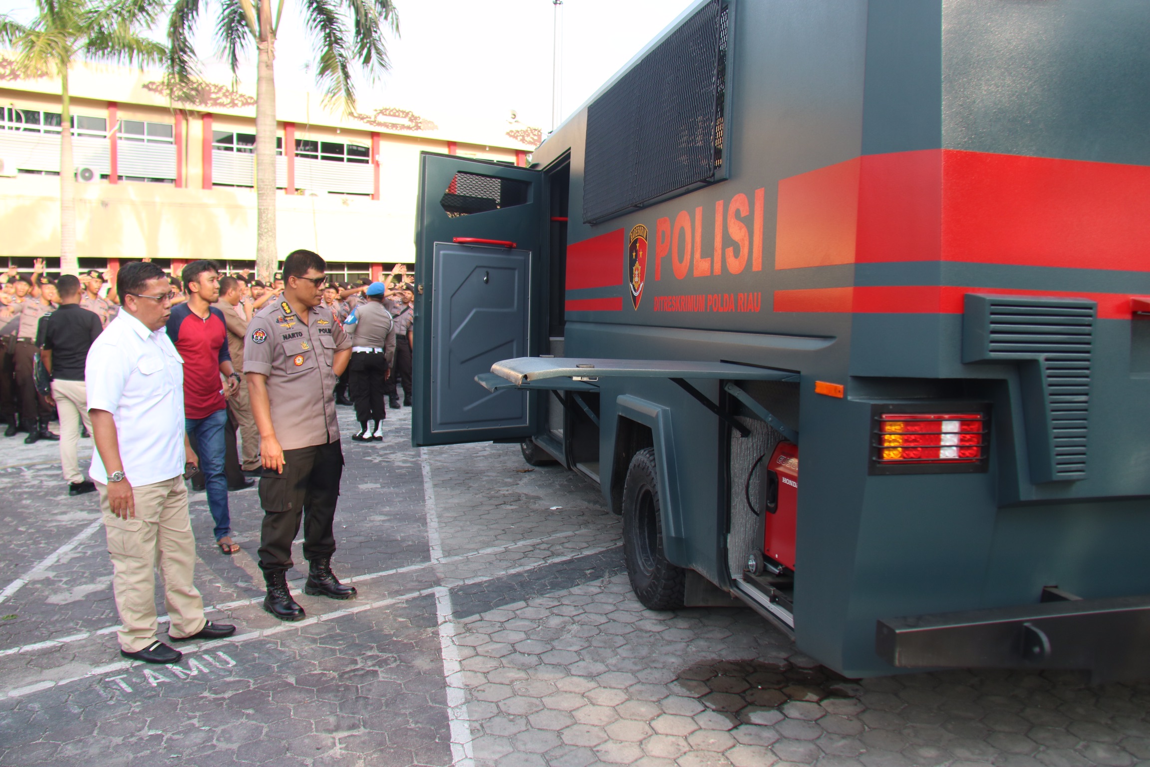 Polda Riau Terima Bantuan 2 Unit Kendaraan Taktis Dari Mabes Polri