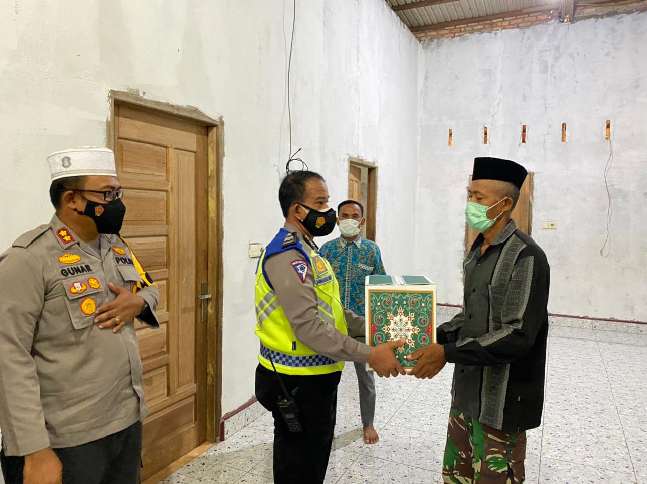 Kapolres Siak Mengunjungi Rumah Ayah Sertu Bah Yoto Eki Setiawan Kru KRI Nanggala â€“ 402
