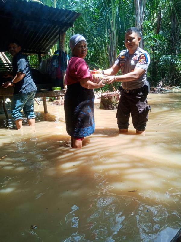 Polsek Cerenti Berikan Bantuan Kepada warga Yang terkena Banjir