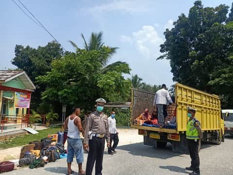 Satlantas Polres Siak Kawal 19 Pelajar Dari Jombang Ke-Mandiangin, Berikan Rasa Aman Diperjalanan