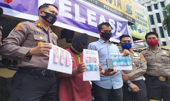 Apes, Wanita Bokingan Aplikasi Online di Pekanbaru Tertipu Rp850 Ribu, Upahnya Dibayar Uang Palsu 