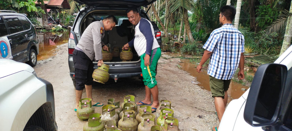 Personil Polsubsentor Pelalawan bantu distribusi Gas Elpiji ke warga yang akses terputus akibat banjir