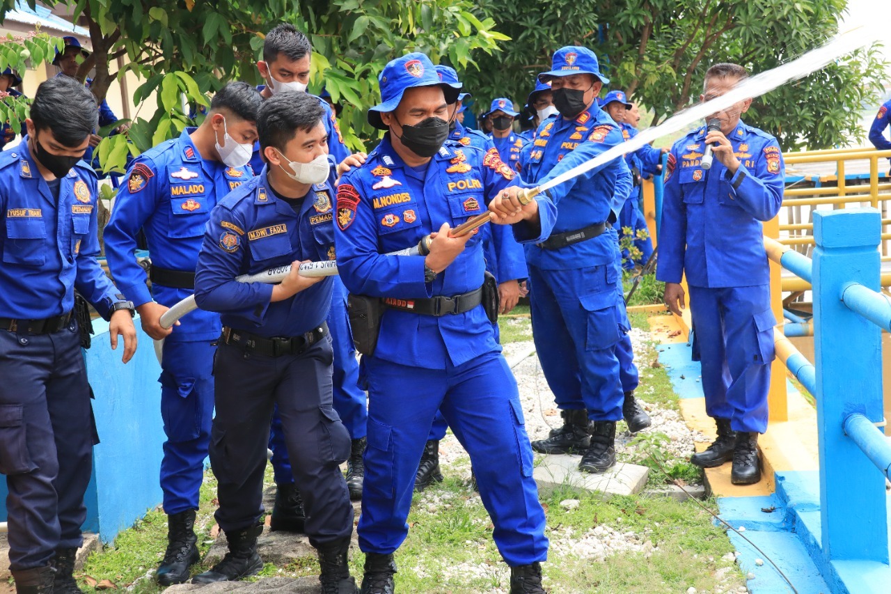 Ditpolairud Polda Riau gelar latihan bersama Dinas Pemadam Kebakaran Kota Pekanbaru