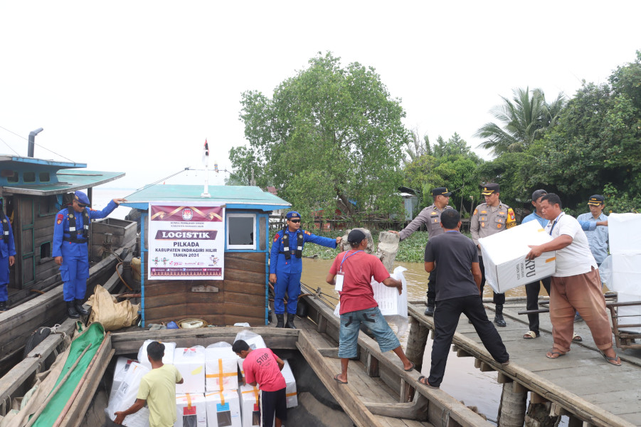 Polres Inhil Lakukan Pengamanan dan Pengawalan Logistik Pilkada 2024 ke 11 Kecamatan