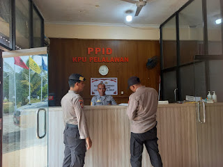 Personil Polsek Pangkalan Kerinci Sambangi Kantor KPU dan Bawaslu 