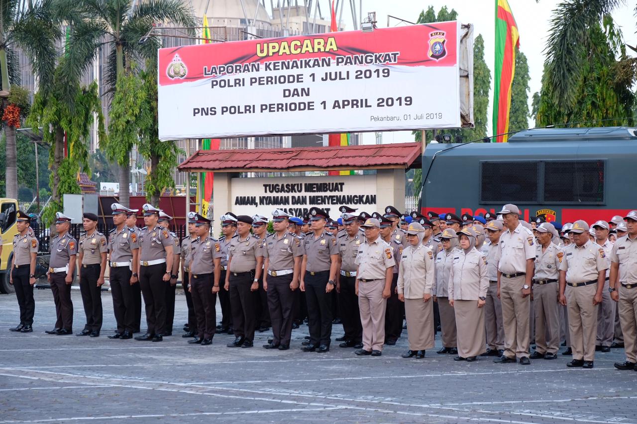 Ucapan Selamat Diberikan Oleh Kapolda Riau Usai Melaksanakan Upacara Kenaikan Pangkat Periode 1 Juli