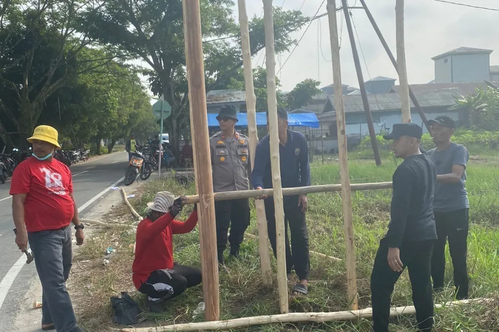 Polisi di Teluk Meranti Ikut Goro Bersama Warga Dalam Memeriahkan HUT RI ke-79