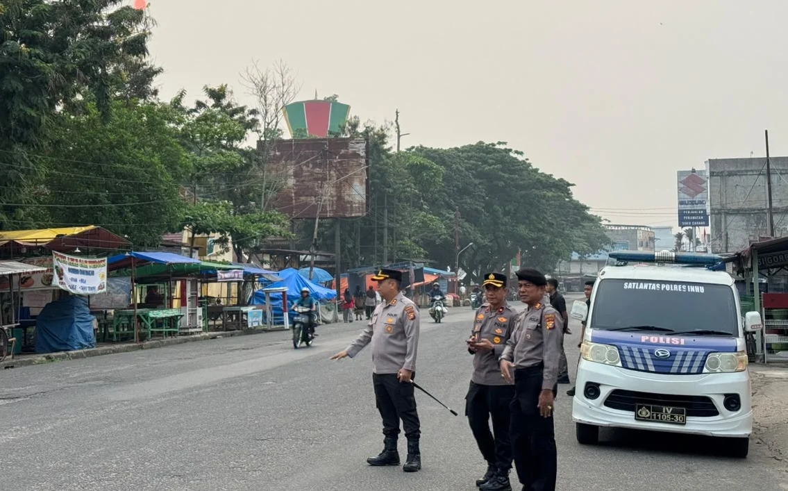Humanis! Kapolres Inhu Atur Lalu Lintas hingga Dampingi Warga Menyeberang