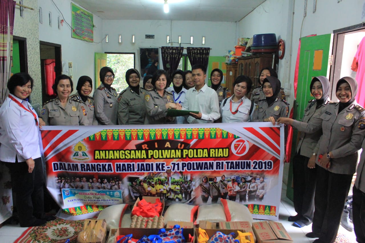 Polwan Polda Riau Anjangsana ke Panti Asuhan Sambut HUT Polwan ke-71, 