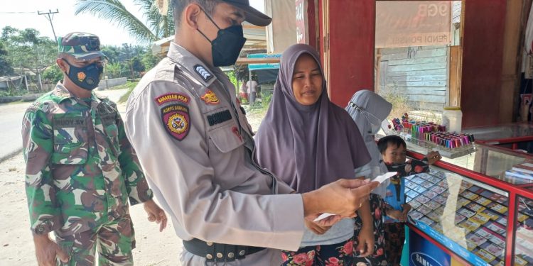 Polsubsektor Pelalawan Pantau Prokes Masyarakat Dengan Adakan Operasi Yustisi