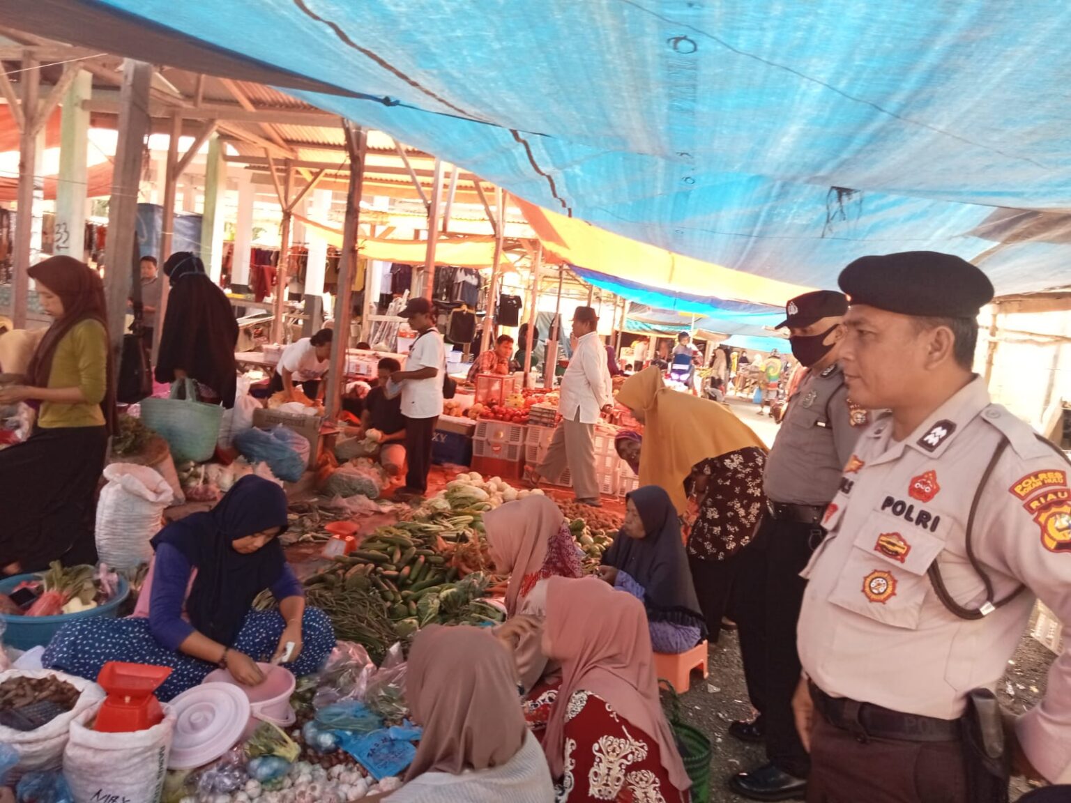 Kapolsek Tambusai Bersama Personil Melaksanakan Patroli R4 Dan Jalan Kaki Di Pasar Tradisional Dalu â€“ Dalu