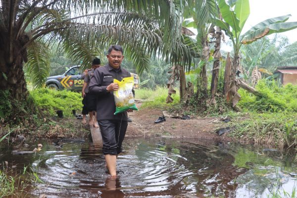 HUT ke-75 Humas Polri, Polres Dumai Gelar Bakti Sosial di Sungai Sembilan