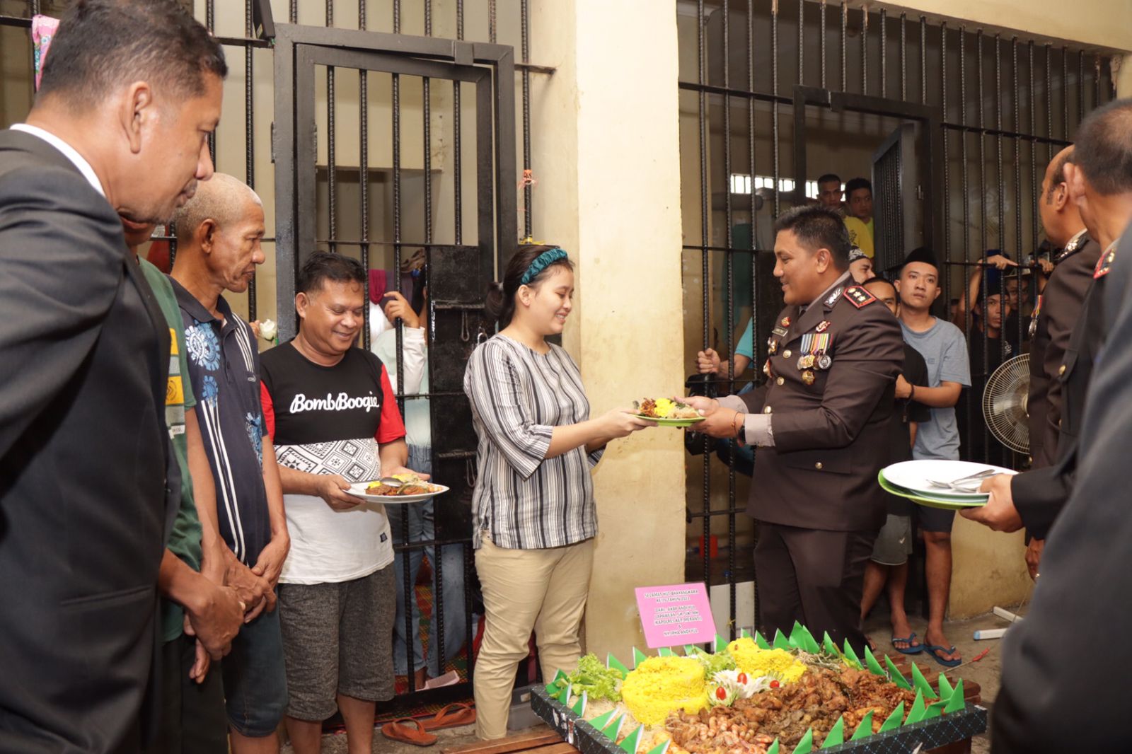 Berbagi Kebahagiaan, Kapolres Berikan Tumpeng Peringatan hari Bhayangkara kepada Tahanan