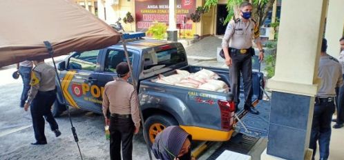 Polresta Pekanbaru Distribusikan 830 Karung Beras Untuk Masyarakat Terdampak covid 19