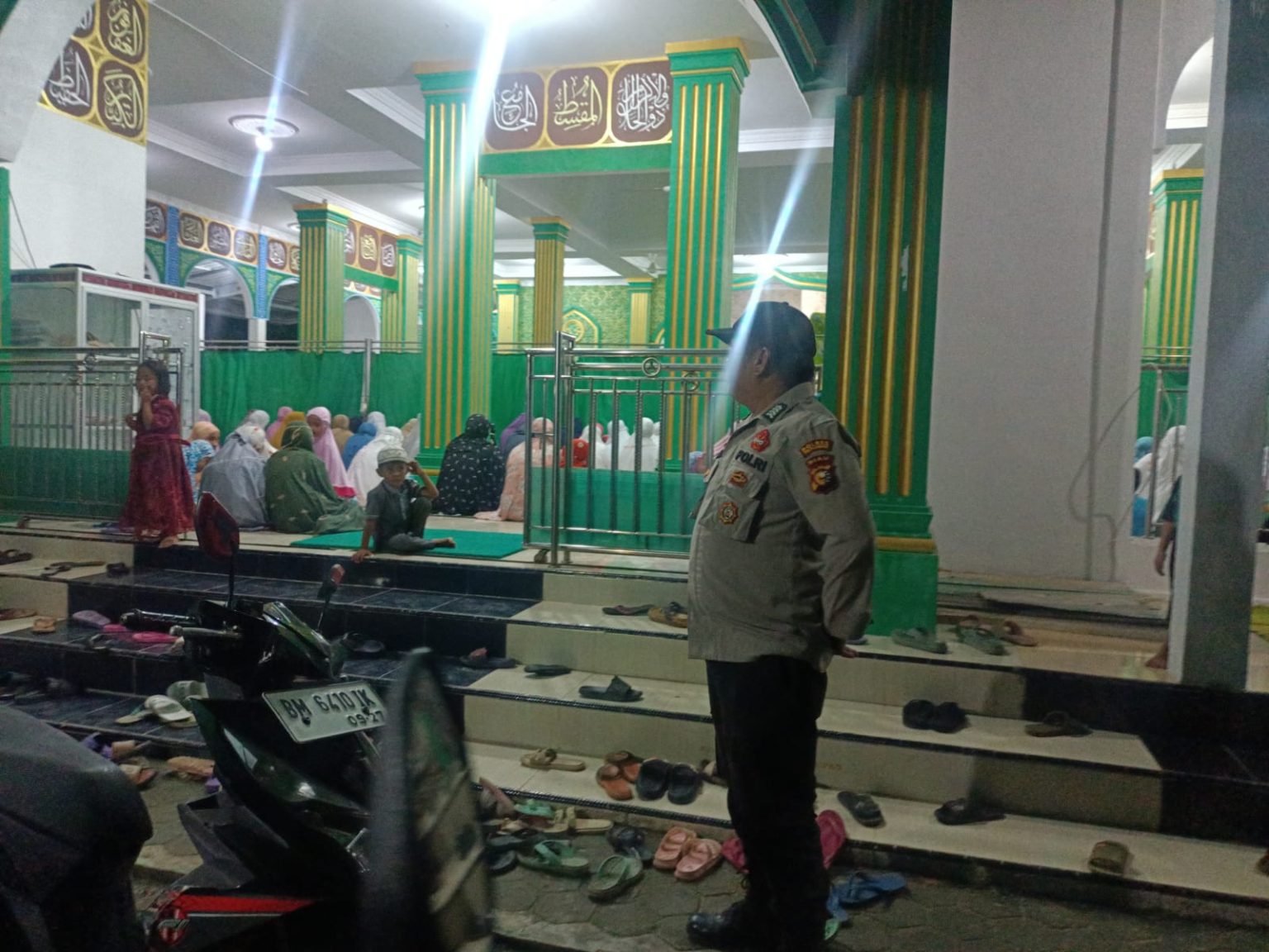 Berikan Kenyamanan Beribadah Shalat Tarawih Personil Polsubsektor Pelalawan Lakukan Pengamanan