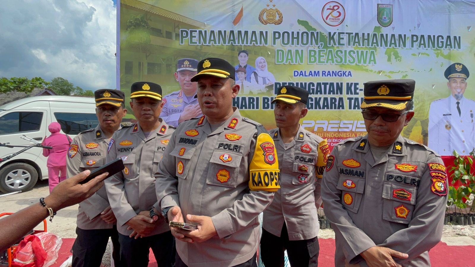 Polres Dumai menggelar Penanaman Pohon, Ketahanan Pangan dan Penyerahan Beasiswa