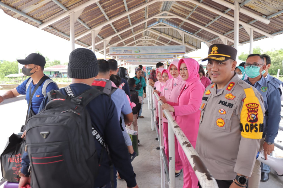 Kapolres Meranti Tinjau sekaligus Bagikan Bingkisan kepada Petugas Posyan Operasi Ketupat 2023