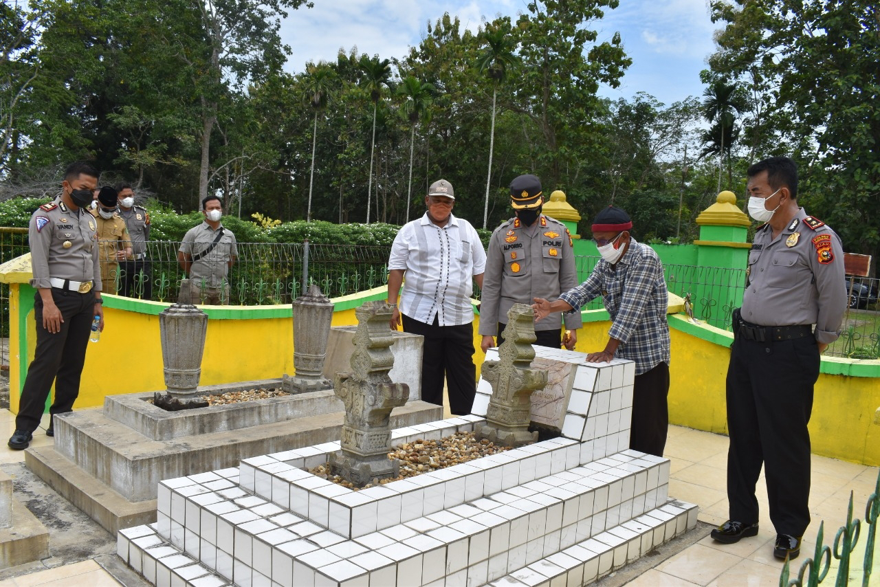 Kapolres Inhu Pantau Vaksinasi Covid-19 dan Ziarah Makam Raja-raja Kota Lama