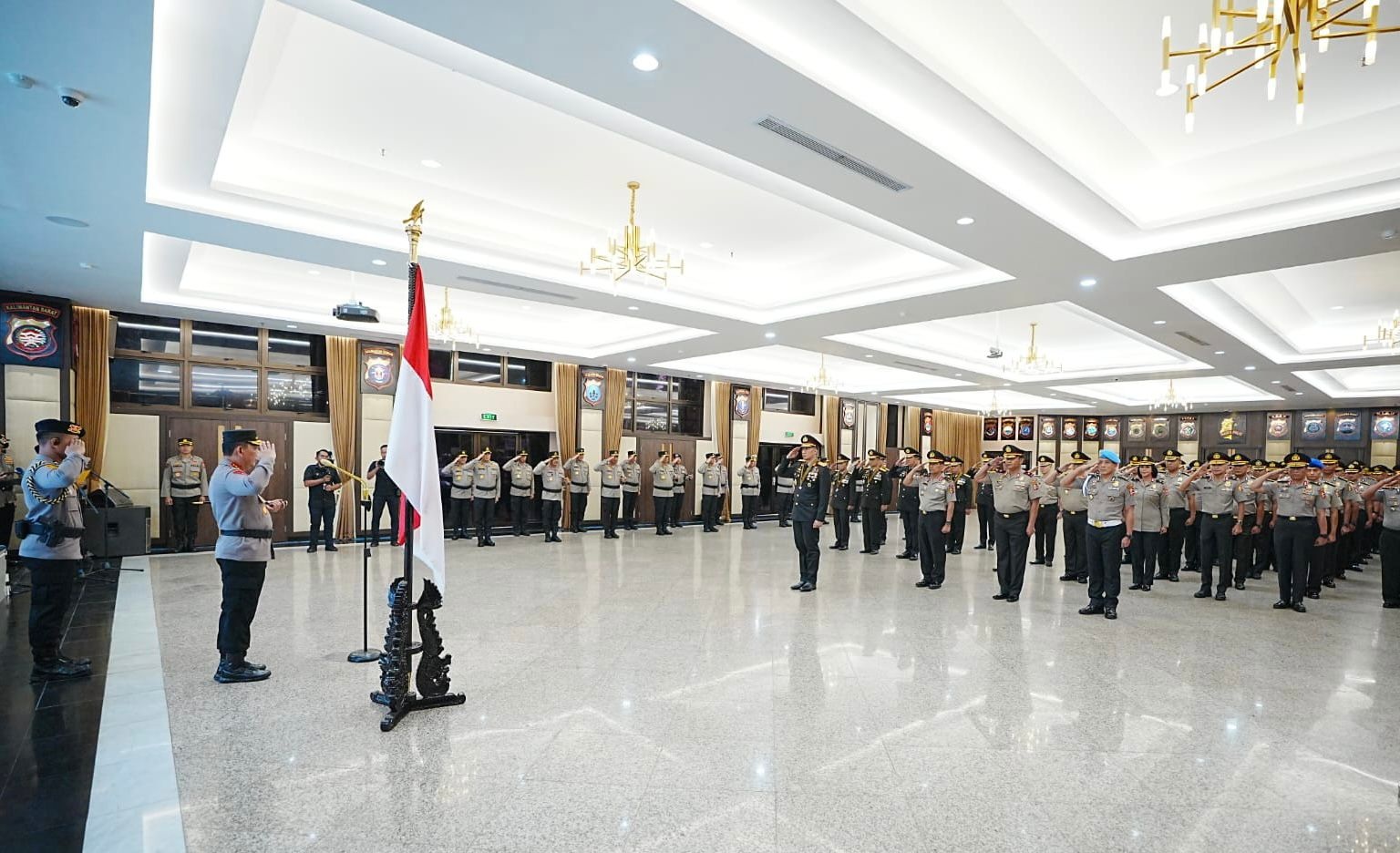 Kapolri Sematkan Tanda Kehormatan Bintang Bhayangkara Pratama 22 Pati