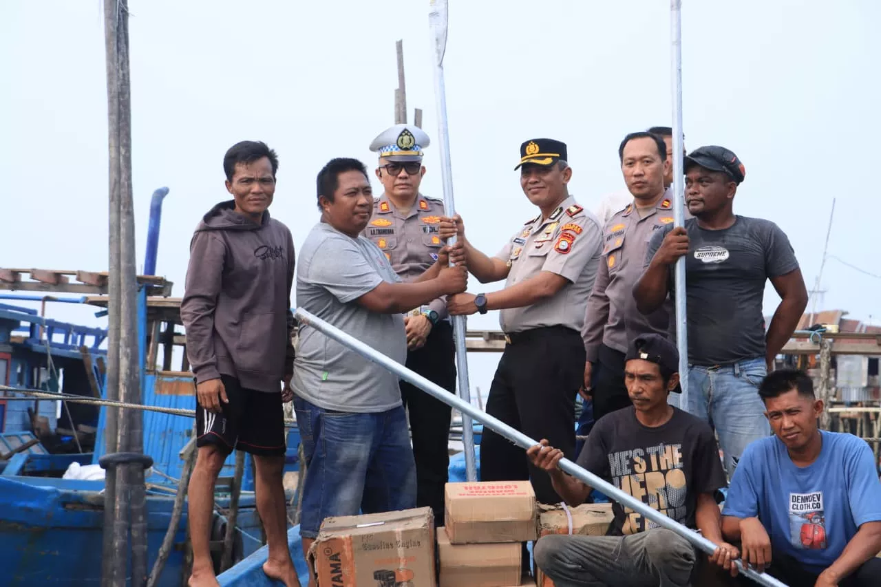 Kapolres Inhil Serahkan Tiga Mesin Katinting ke Nelayan Tembilahan