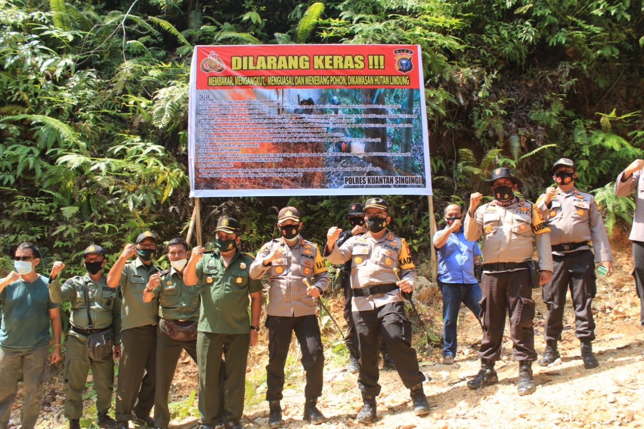 Cegah Pembalakan Liar, Kapolres Kuansing dan Kapolres Sijunjung pimpin patroli ke Bukit Batabuah