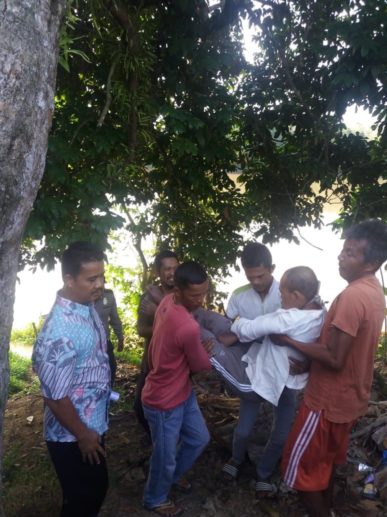 Ditemukan Seseorang Laki-laki Gantumg Diri Diatas Pohon Di Tepi Sungai Indragiri Dusun II
