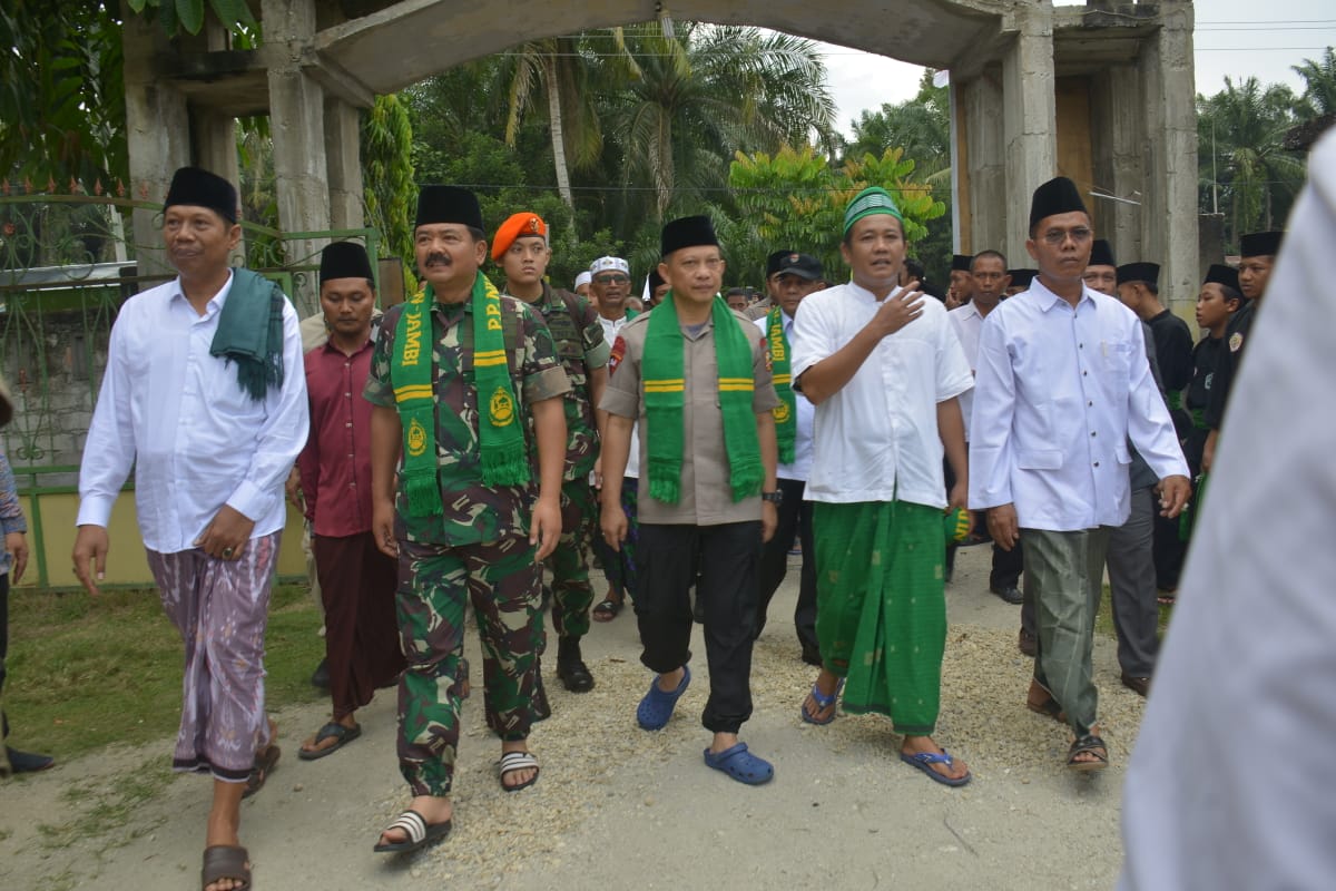 Kapolri Bersama Panglima TNI Silaturahmi ke Ponpes Nurul Iman Desa Sumber Makmur Kec. Tapung