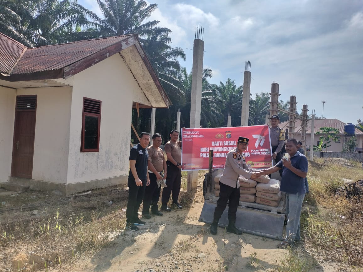 Sambut HUT Bhayangkara ke 77, Polsek Bandar Sei Kijang Salurkan Bantuan ke Tempat Ibadah 