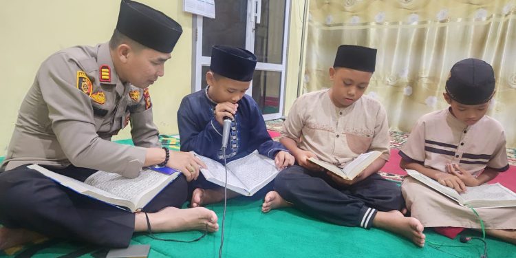 Selesai Tarawih, Kapolsek Kempas & Personel Laksanakan Tadarus Bersama Remaja Masjid Hidayatullah.