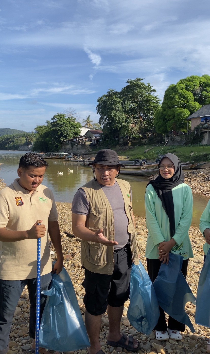 Sambut Hari Bhayangkara ke-80, Polda Riau Turun ke Sungai Subayang Bersihkan Sampah Bersama Warga