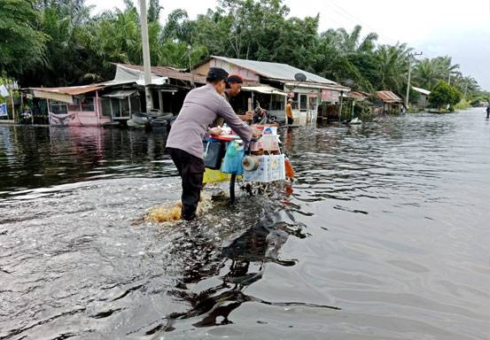 Polisi Terus Berikan Bantuan ke Warga di Lokasi Banjir Bandar Sei Kijang, Pelalawan