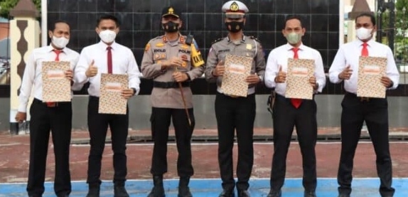 Kapolres Dumai Beri Reward kepada Polisi Berprestasi Sekaligus Lepas 2 Purnawirawan Polri