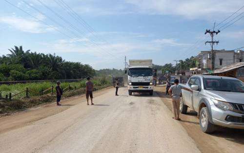 Warga Bathin Solapan Hadang Kendaraan Pertamina Hulu Rokan