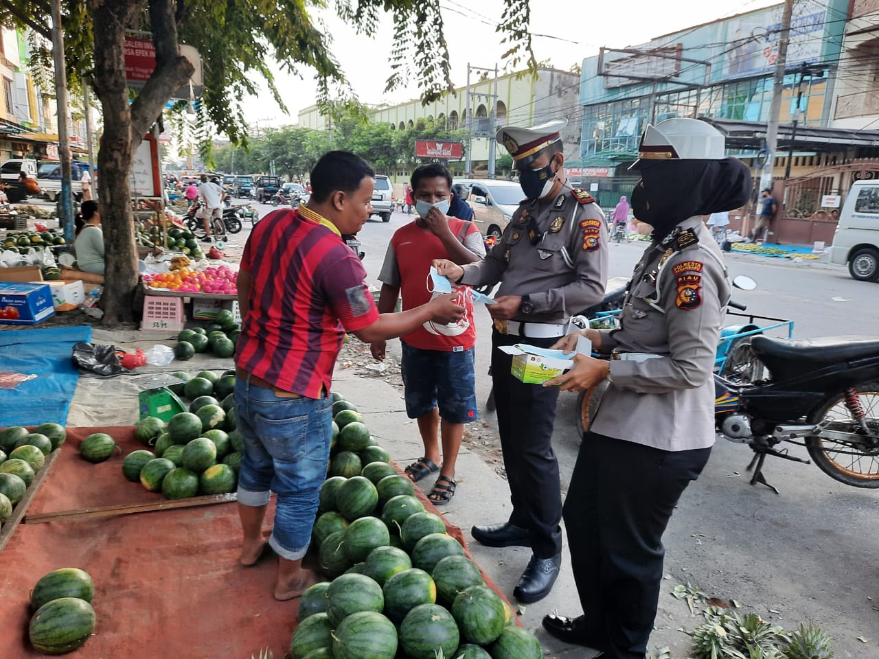 Satlantas Polresta Pekanbaru Bagikan Masker di Pasar Pasar