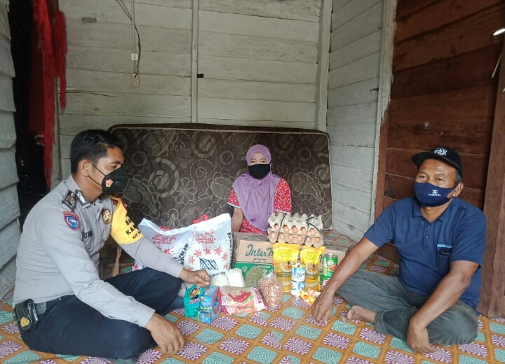 Polsek Simpang Kanan Salurkan Bantuan Peduli Korban Kebakaran Rumah