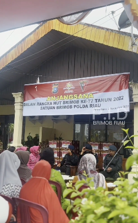 Wujud Rasa Asih Kepada Warakawuri, Sat Brimob Bagikan Santunan dan Paket Sembako