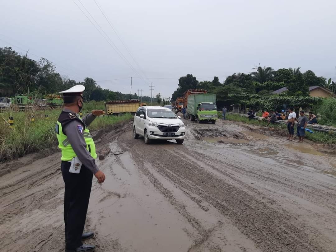 Berikan Kenyamanan Personil Lantas dan Anggota Polsek Tapung Lakukan Pengaturan di Jalan Rusak KM 55