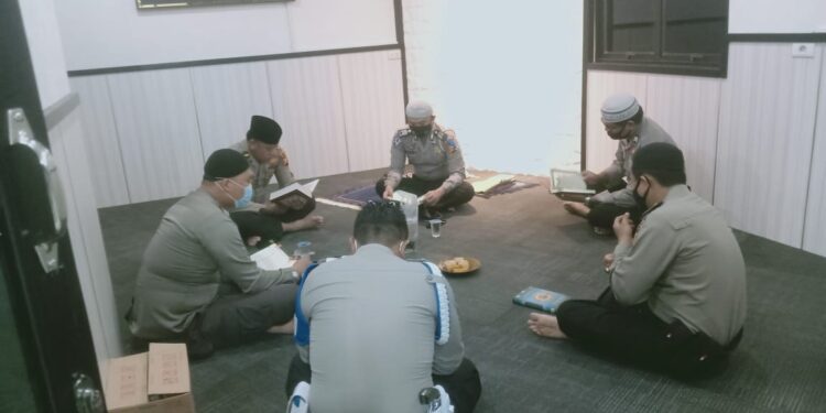 Selama Ramadhan, Personel Polres Kampar Adakan Tadarus di Mushalla Al-Kholid Polres Kampar