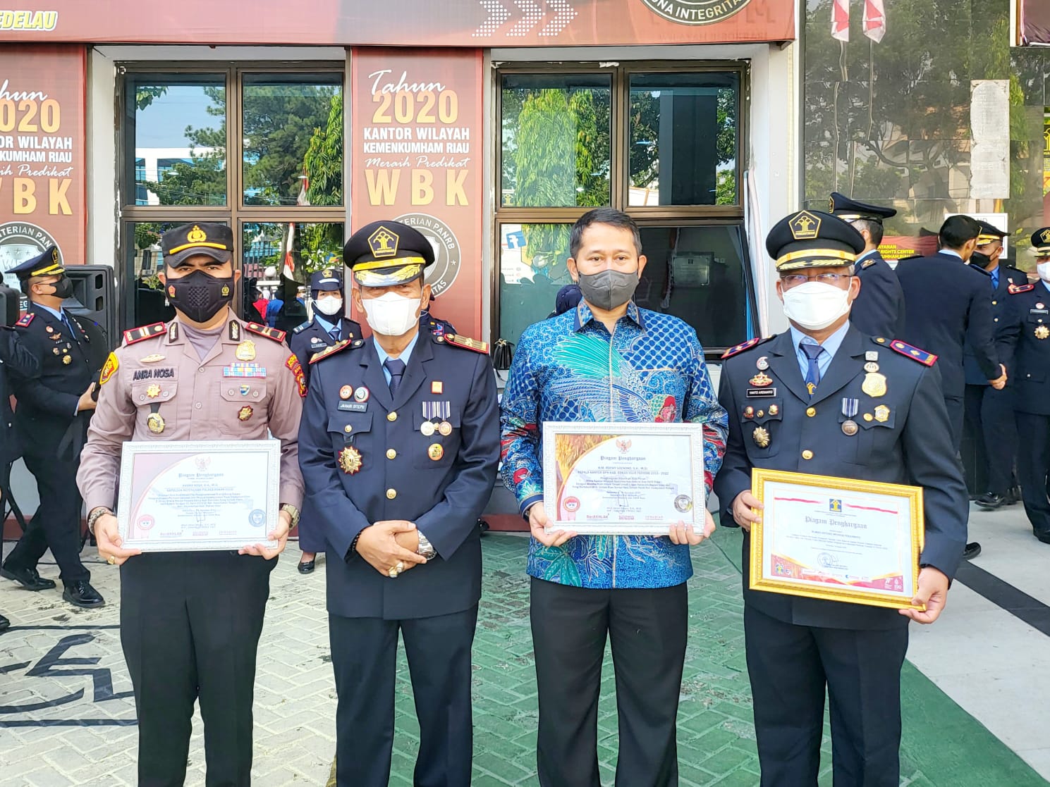 Perwira Polres Rohul Iptu Anra Nosa Terima Perhargaan Dari Kanwil Kemenkumham Riau