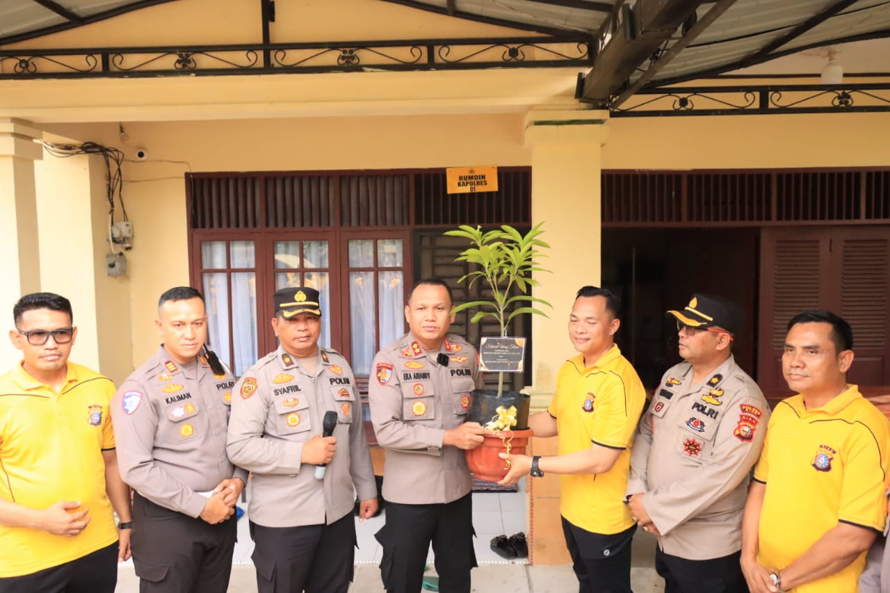 Kapolda Riau Beri Kado Spesial Ulang Tahun Kapolres Siak: Bibit Pohon untuk Warisan Hijau Masa Depan