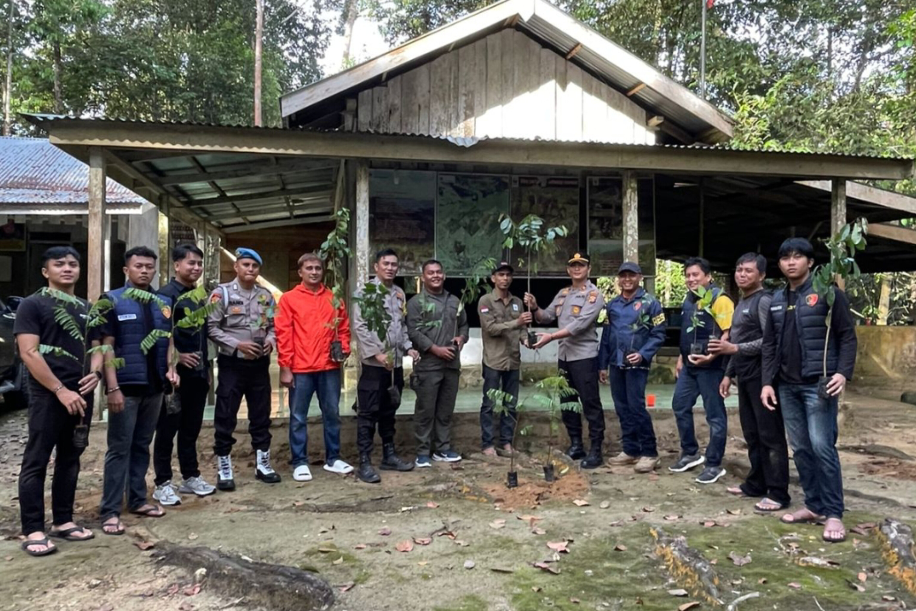 Polres Kuantan Singingi dan WWF Tanam Bibit Pohon di Suaka Margasatwa Rimbang Baling