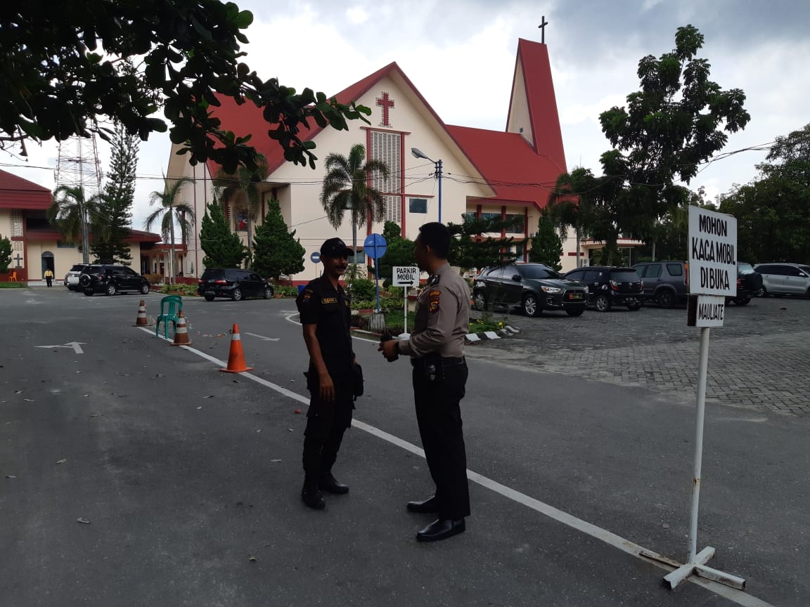 Patroli Polsek Kota Pekanbaru Sambangi Gereja untuk Melaksanakan Pengaman Ibadah Minggu Pagi