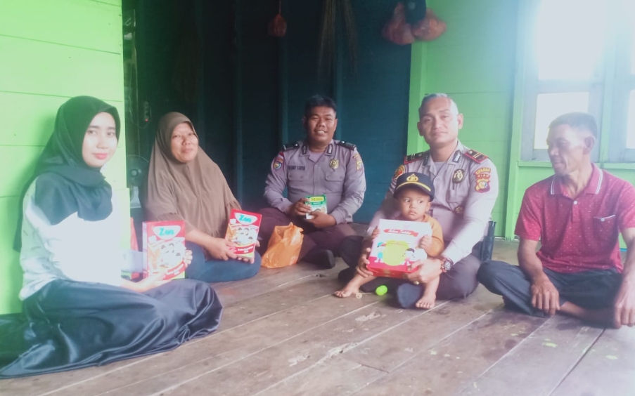 Giat Sobat, Polsek Rangsang Salurkan Paket Bantuan Untuk Anak Stunting di Tanjungsamak