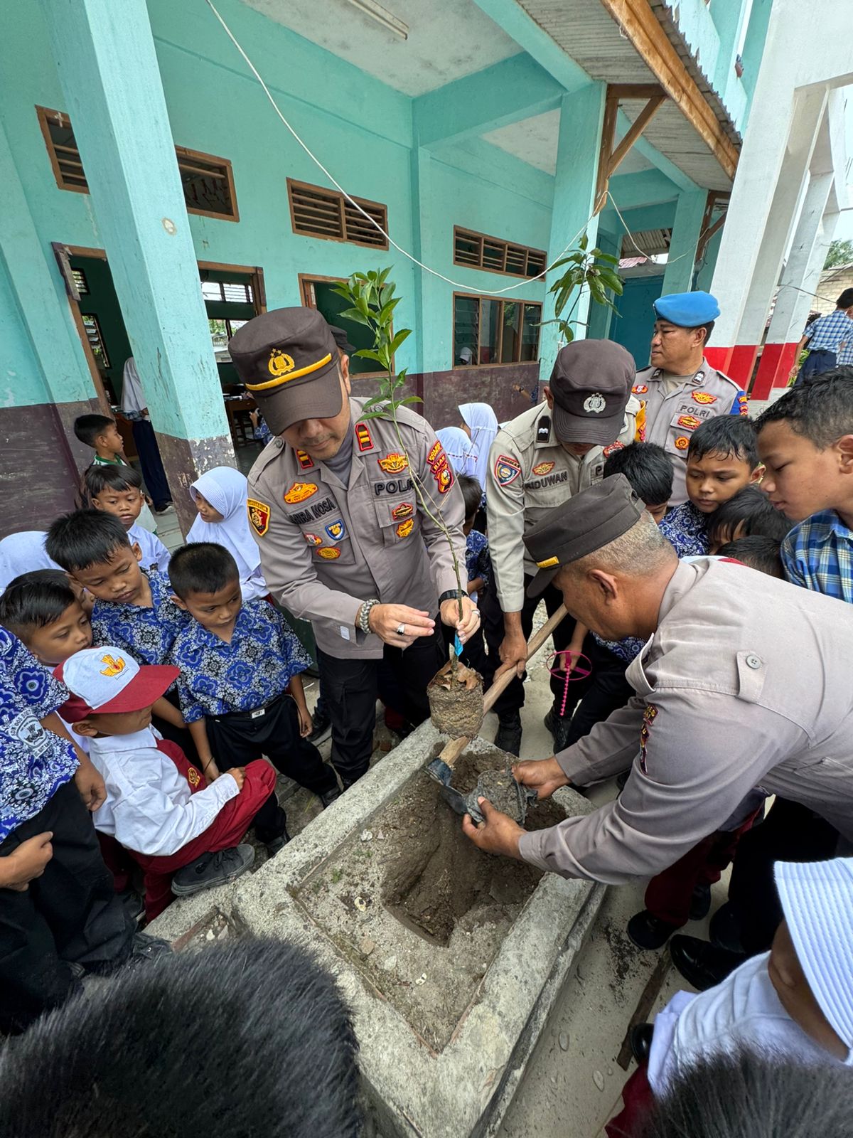 Polsek Bukit Kapur Menggelar Kegiatan Penanaman Pohon di Halaman SDN 016 Kelurahan Bukit Nenas
